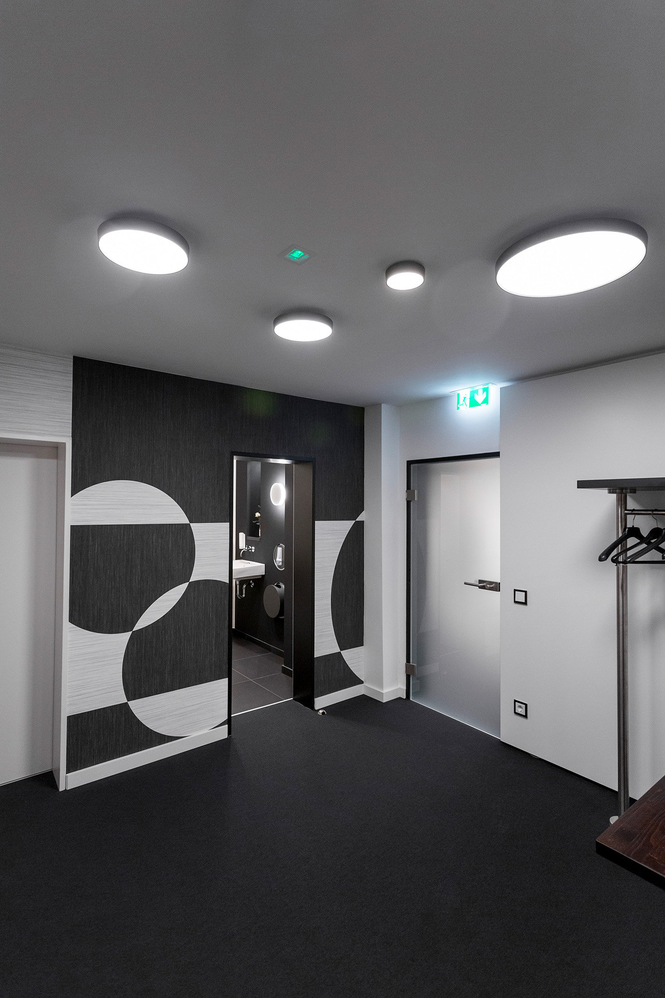 Modernisierung Apartment Hotel Hamburg Vorflur Tapete Bad