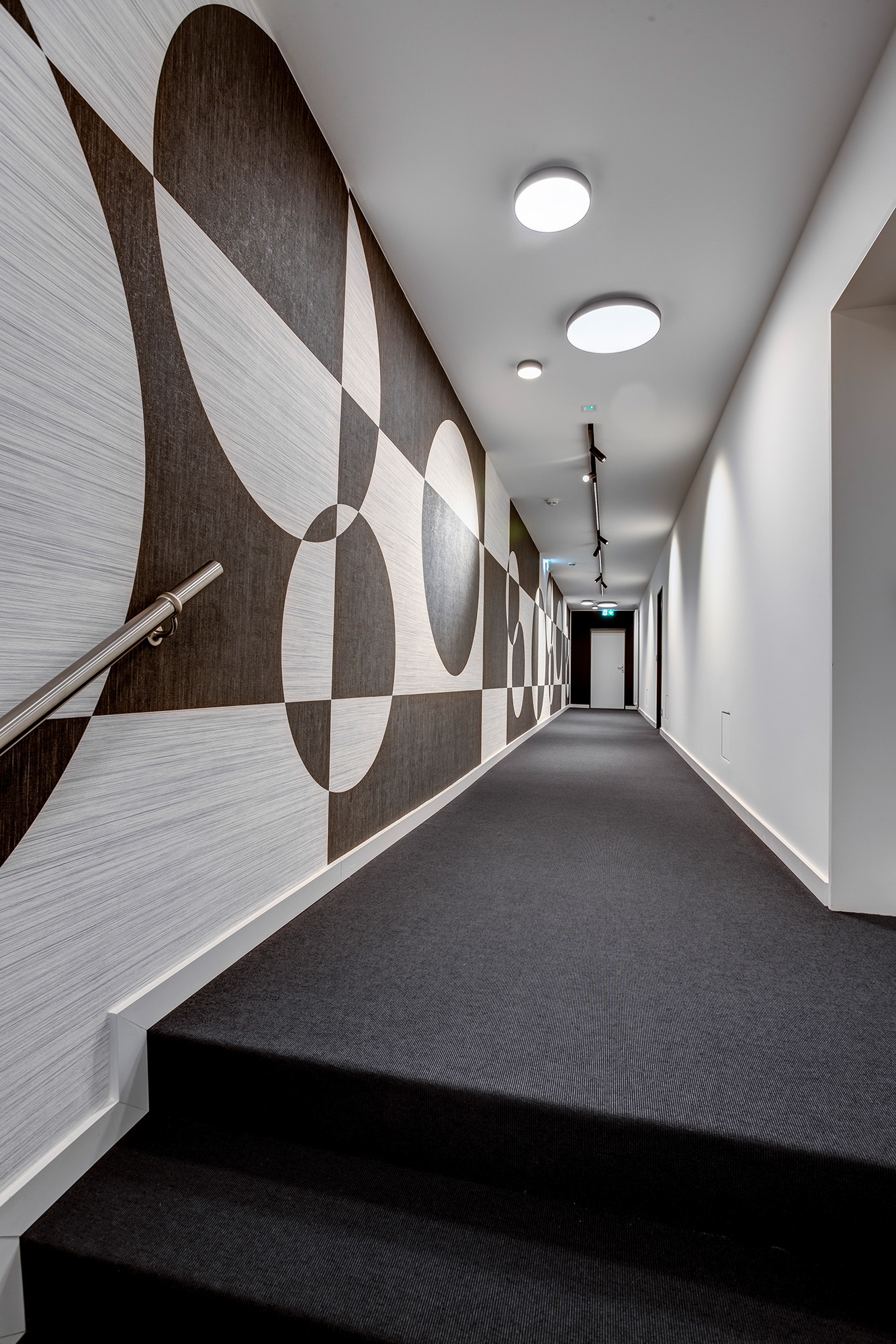 Modernisierung Apartment Hotel Flur geometrische Tapete Hamburg